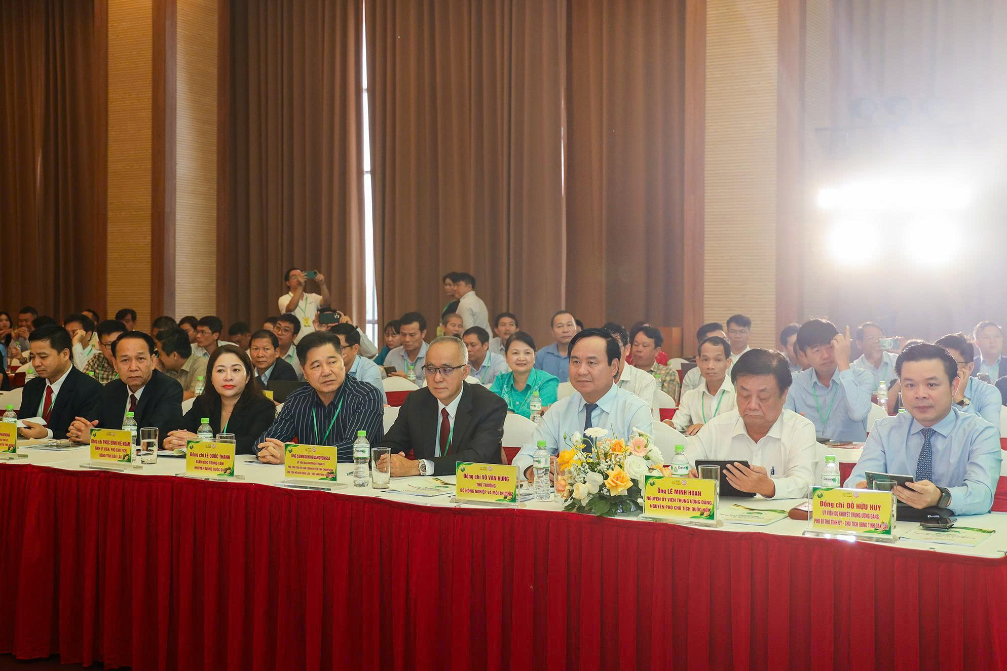 Các đại biểu tham dự hội nghị.